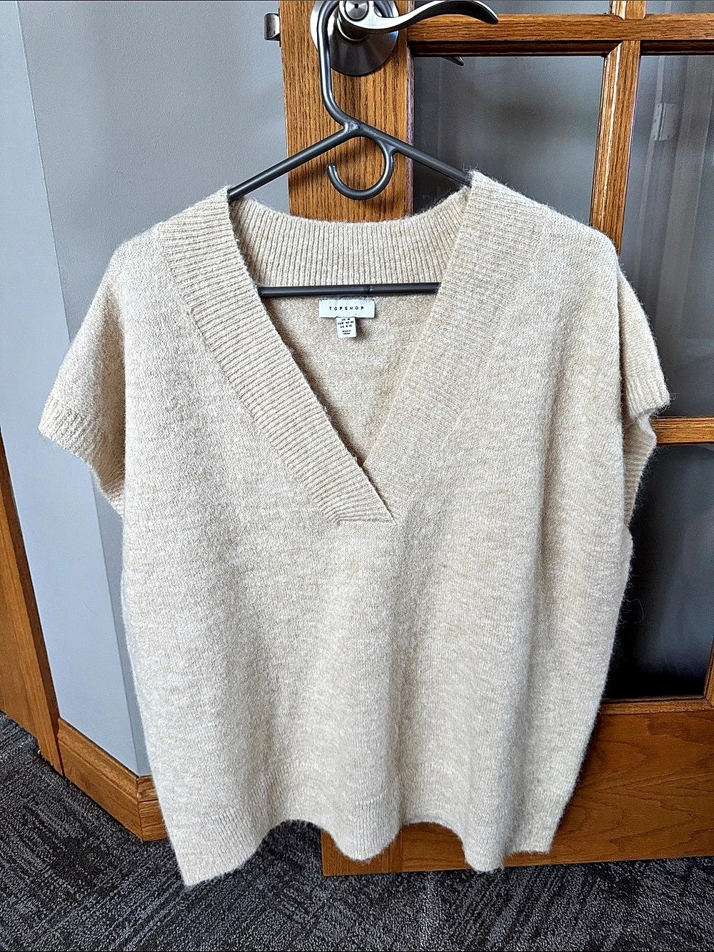 Topshop V-Neck Sweater in Beige Size Medium Like New